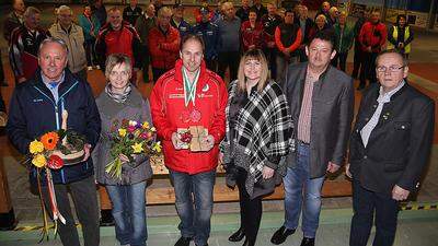 Große Ehrung für Manfred Gutmann (Dritter von links) bei den Vereinsmeisterschaften des ESV Union Passail