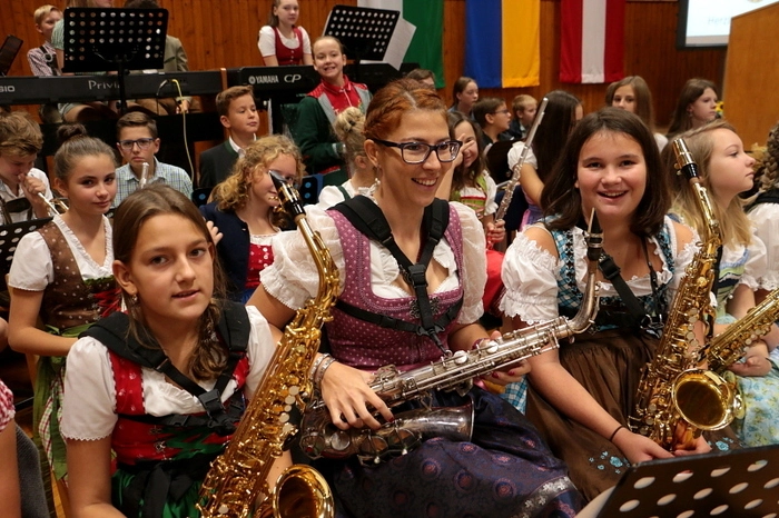 Den Festakt umrahmten Kinder der Schule, ehe Dechant Gerald Krempl die Segnung vornahm. Der Bürgermeister führte die Ehrengäste anschließend durch das sanierte Gebäude, das bis in den Nachmittag hinein zur allgemeinen Besichtigung offen stand.