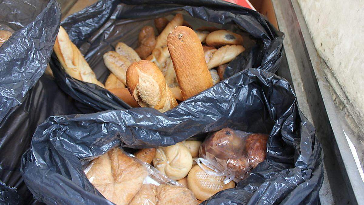 Tonnenweise landen Lebensmittel im Müll