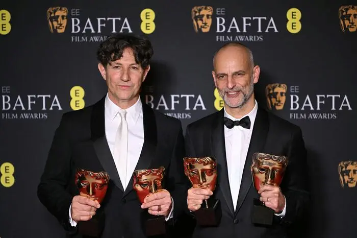 Zum ersten Mal in der Geschichte der BAFTAs gewann mit „The Zone of Interest“ ein britischer Film den Preis als bester nicht-englischsprachiger Film. In dem Historiendrama wird Deutsch und Polnisch gesprochen. Es dreht sich um die Familie des Auschwitz-Kommandanten Rudolf Höß. Das Ehepaar Höß wird von den Deutschen Christian Friedel und Sandra Hüller gespielt. Produzent James Wilson sagte, das Team sei „überwältigt, dass der Film insgesamt drei Preise bekommen habe.