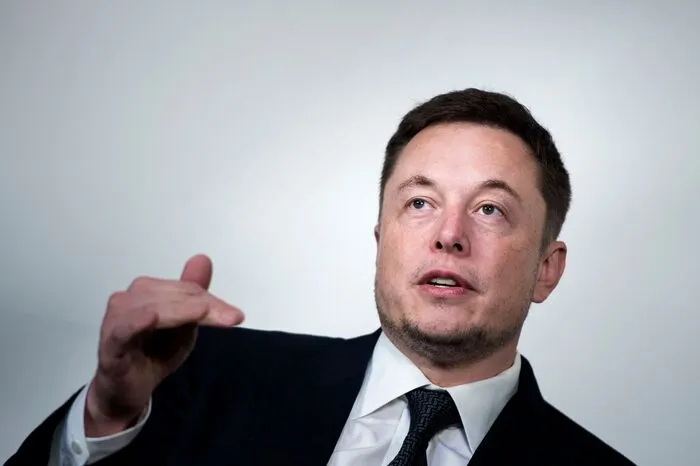 Aufreger des Jahres. Er pöbelte auf Twitter, kiffte vor laufender Kamera und brachte die Börsenaufsicht gegen sich auf: Der schillernde Tesla-Gründer Elon Musk flog fast aus der Kurve. Das Model 3 wird sein Schicksalsauto. 