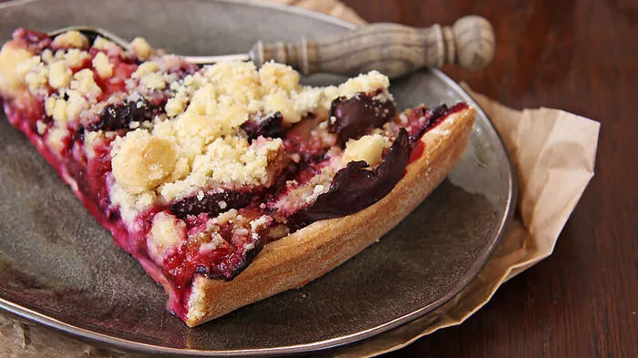 Saftig, fruchtig, gut: Zwetschken-Streuselkuchen mit Marzipanmasse
