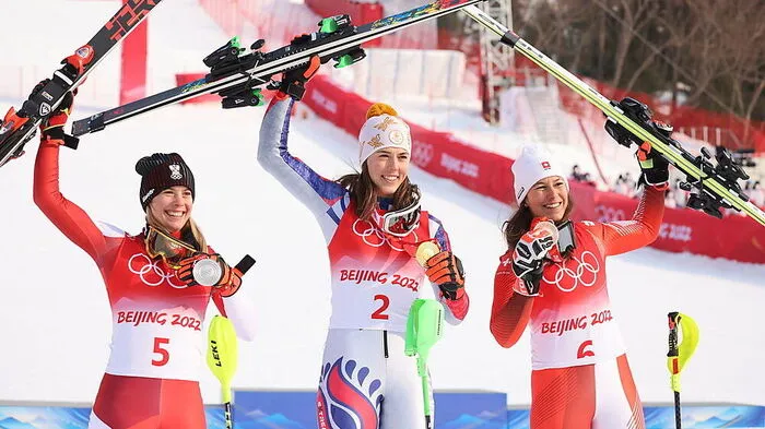 Katharina Liensberger (links) holte beim Damen-Slalom bei den Olympischen Winterspielen in Peking Silber für Österreich. Gold ging an die Slowakin Petra Vlhova, Wendy Holdener (SUI) komplettierte das Podest. Dabei sah es nach dem ersten Durchgang noch nicht nach diesem Trio aus...