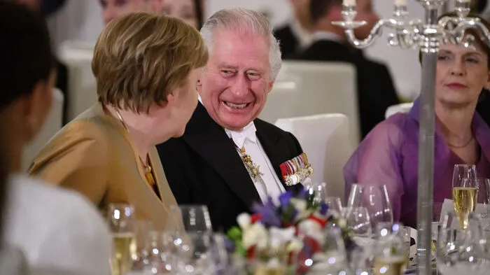Gute Stimmung beim Staatsbankett: König Charles mit der früheren Kanzlerin Angela Merkel