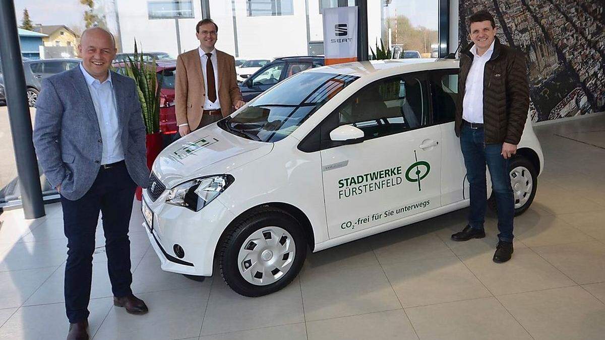 Der Fürstenfelder Bürgermeister Franz Jost und Stadtwerke-Geschäftsfüher Franz Friedl nahmen heuer im  Autohaus Prem - von SEAT-Händler Gerhard Prem - einen &quot;Seat Mii electric&quot; in Empfang