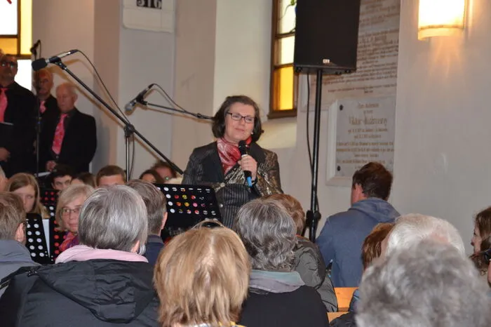 Sprecherin Astrid Hochenwarter untermalte das Konzert mit heiteren Gedichten.