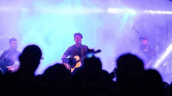 Der 19-jährige Sänger Chris Steger aus Pongau begeisterte das Publikum auf dem Festivalgelände vor der Burg Heinfels.