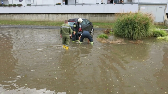 Am Freitagnachmittag wurde die Stadtfeuerwehr Oberwart aufgrund von starken Regenfällen zu Auspumparbeiten zum Dr. Emmerich-Gyenge-Platz und in den Bereich Badgasse, Semmelweisgasse und Reichlgasse alarmiert.