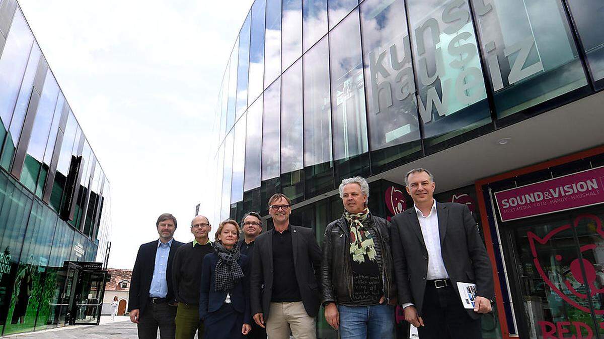 Markus Bogensberger, Oswin Donnerer, Barbara Meisterhofer, Martin Schlemmer, Erwin Eggenreich, Georg Köhler und Johann König vor dem 2007 preisgekrönten Weizer Kunsthaus