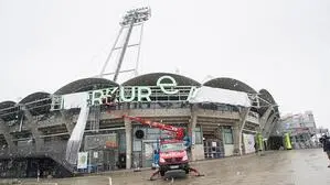 Im Mai 2016 wurde das damalige Merkur-Logo am Stadion enthüllt