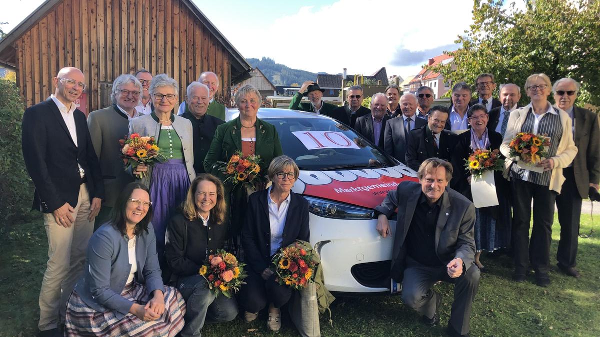 Die ehrenamtlichen Marktauto-Chauffeure mit Koordinator Wilhelm Pichler (vorne) und Bürgermeister Martin Rath (l.)