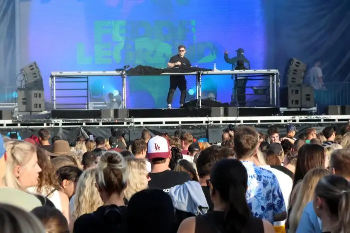 Übrigens: Es war eine unvergleichliche Nacht voller packender Beats, mitreißender Melodien und euphorischer Stimmung auf einer der schönsten Open-Air-Locations des Landes. 