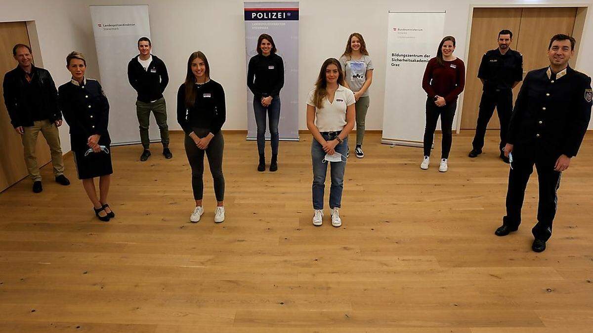 Gruppenbild in Corona-Zeiten: Einige der neuen Spitzensportler beim &quot;Dienstantritt&quot; in Graz 