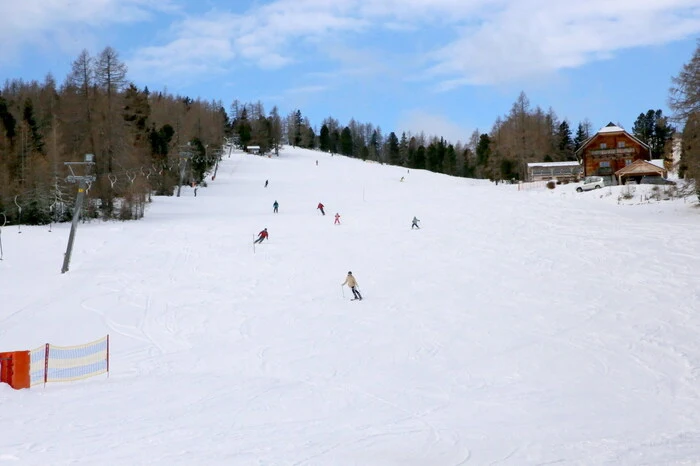 Gemäß dem Motto „Zwoa Brettln, a gführiger Schnee, juchee!“ startete das Familienskigebiet Hochrindl am Wochenende in die neue Saison. 