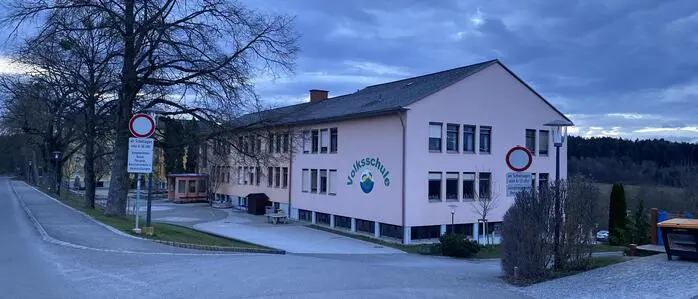Die Generalsanierung der Volks- und Mittelschule sorgt im Kirchberg für Spannungen
