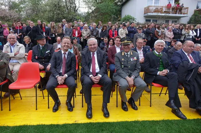 Bürgermeister Mario Abl konnte unter anderem Landeshauptmann Hermann Schützenhöfer, Militärkommandant Heinz Zöllner und Bezirkshauptmann Walter Kreutzwiesner (vorne, von links) begrüßen.