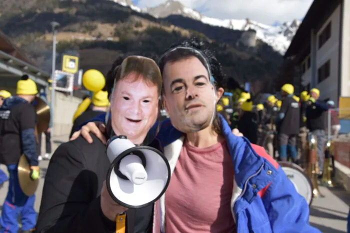 Die zwei, Andreas Köll und Heinz Schultz, bauen eine Achterbahn.