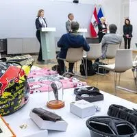 Bilanz-Pressekonferenz in Wien. Im Bild: sichergestellte Schmuggelware wie etwa ein Red-Bull-Helm