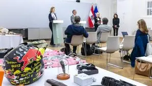 Sichergestellte Schmuggelware bei der Bilanzpressekonferenz des Zolls | Bilanz-Pressekonferenz in Wien. Im Bild: sichergestellte Schmuggelware wie etwa ein Red-Bull-Helm