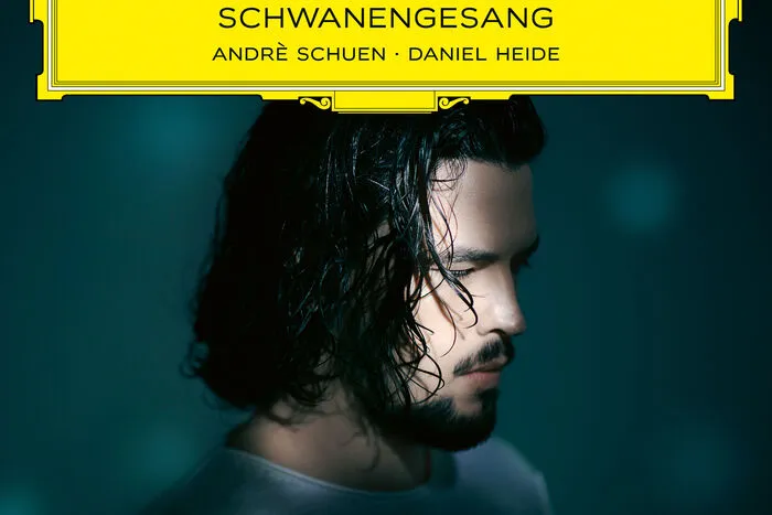 Der Südtiroler Andrè Schuen verfügt über eine der schönsten Baritonstimmen der Gegenwart. Auch Franz Schuberts Pseudo-Zyklus„Schwanengesang“ hüllt der Sänger in Wohllaut: Eine durchwegs lyrische Stimme, die aber dunkle Farben hat. Diese beginnen vor allem gegen Ende paradoxerweise auch zu leuchten. Viel Atmosphäre, viel Klang für Schuberts tiefgründige „Spätwerke“.Schubert. Schwanengesang. Deutsche Grammophon.
