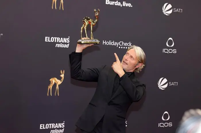 Mads Mikkelsen (57) bekam den Bambi in der Kategorie „Schauspiel International“. Der dänische Schauspieler widmete den Preis seiner Enkeltochter.