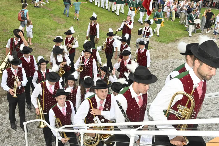 Die Bürgermusik im Anmarsch auf die höchste Plattform des Turmes.