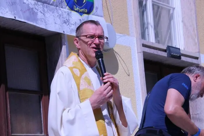 Pfarrer Winfried Lembacher nahm die Segnung der Biker, ihrer Soziusfahrer und der Fahrzeuge vor.