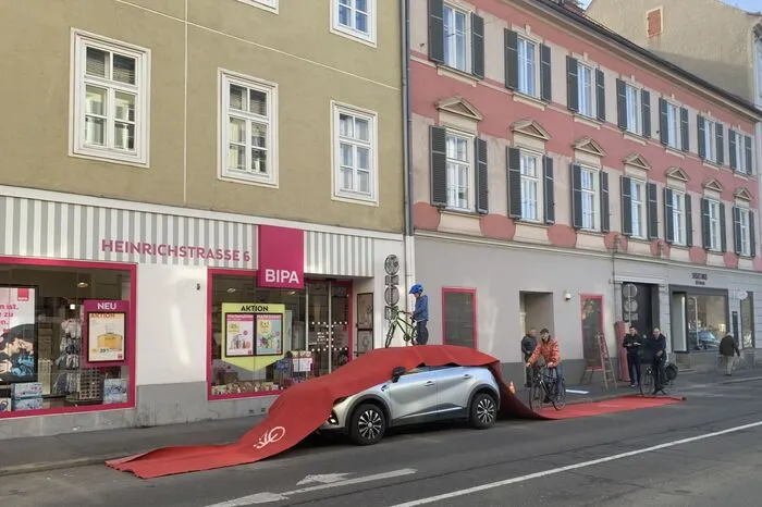 Dafür legte man einen roten Rad-Teppich quer über einen Pkw.