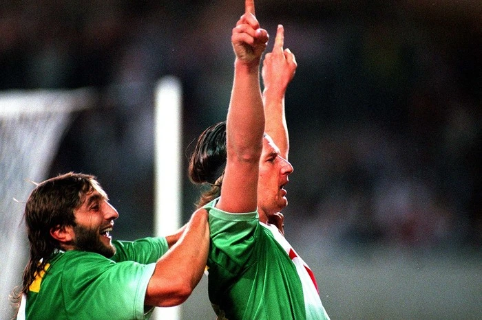 Trifon Ivanov, Christian Stumpf und die Kollegen von Rapid Wien bekamen es in der Saison 1996/97 mit Juventus Turin, Manchester United und Fenerbahce Istanbul zu tun. Zwei Unentschieden und der vierte Platz in der Gruppe war die ganze Ausbeute. Die Champions League gewann damals Dortmund. Der BVB setzte sich in München gegen Juventus Turin durch, der junge Lars Ricken traf damals mit seiner ersten Ballberührung. Es hätte der große Triumpf von Wolfgang Feiersinger werden sollen, der den BVB als Libero ins Finale führte. Da war Feiersinger aber nicht einmal im Kader, weil Matthias Sammer wieder genesen war.
