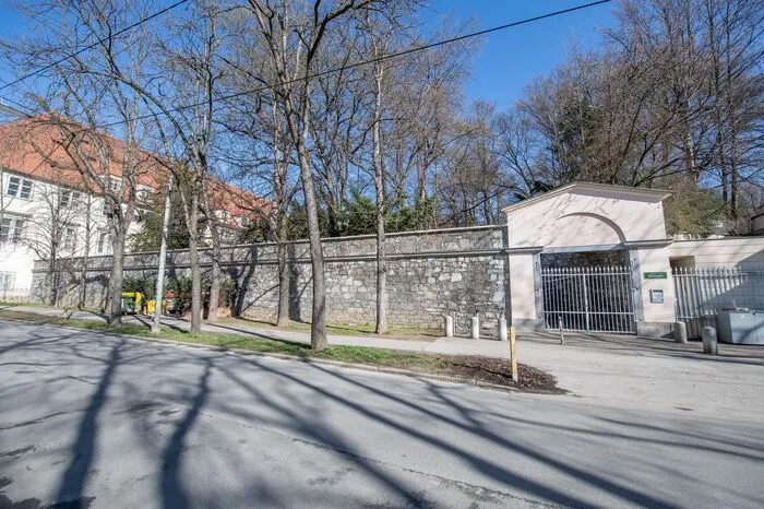 Gleich gegenüber der Häuser Burgring der Zugang zum Burggarten: eine Oase der Ruhe, aber den Winter über gesperrt. Ab Ende März sollte der Burggarten begehbar sein, gestern, am 6. April, war er aber trotz Prachtwetters noch immer abgeriegelt.