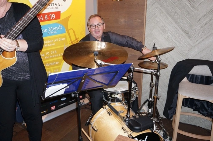 Musikmanager Sepp Adlmann setzte sich persönlich hinters Schlagzeug.