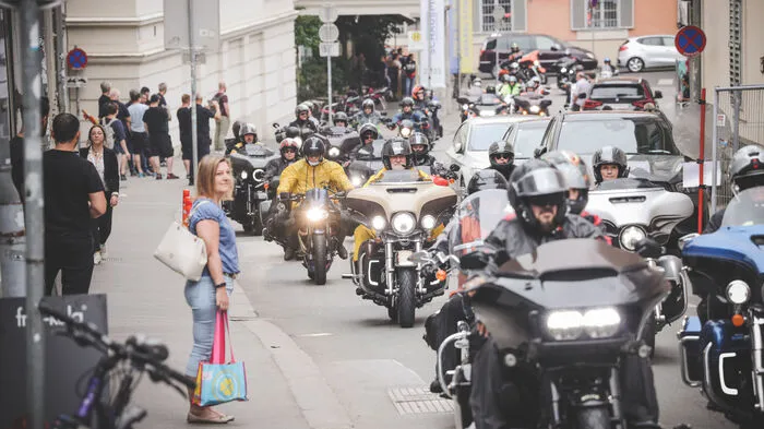 Schwere Maschinen prägten Mittwochabend das Bild der Grazer Innenstadt ...
