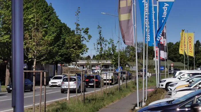 Im Einkaufszentrum Feldbach Ost war schon am Vormittag der Parkplatz gut besetzt. Besonders bei den Möbelmärkten kam es zu einem großen Andrang. Vor dem Eingang versammelten sich die Kunden und warteten auf die Öffnung.