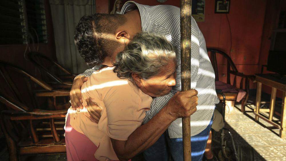 Ein aus der Haft entlassener Regierungskritiker mit seiner Großmutter