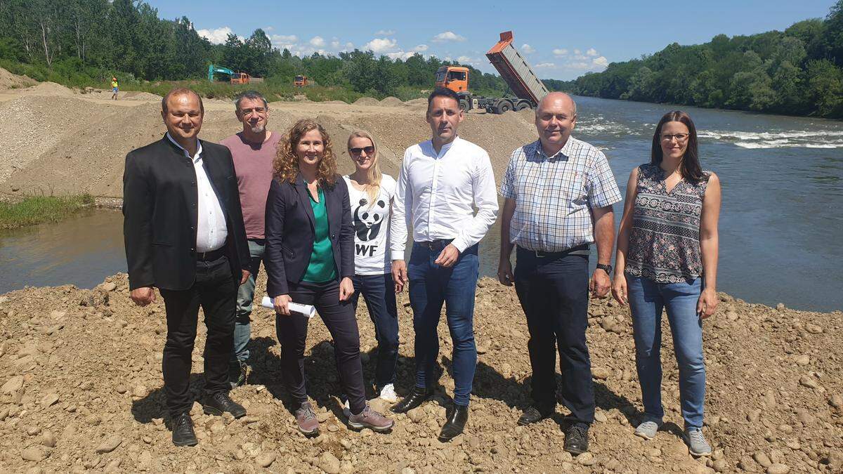 Klaus Strein, Andreas Breuss, Tanja Schriebl, Kerstin Böck, Markus Pongratz, Thomas Fröhlich, Cornelia Jöbstl (v.l.n.r.) bei der Spatenstichfeier