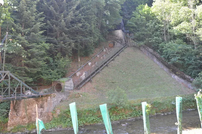 Das Druckrohr führte vom kleinen Wasserschloss runter zum Kraftwerk.