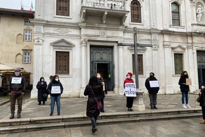 Auf der Piazza San Giacomo demonstrieren Kulturaktivisten für Öffnung der Theater