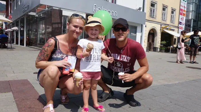 Klein und Groß freuten sich Freitag Mittag über eine eisige Erfrischung der Kleine Zeitung-Aktion "Spür den Sommer".