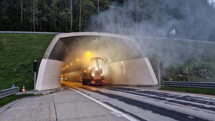 Mit einer eigenen Fahrzeugkolonne werden die Tunnel gewaschen