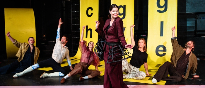 Das Ensemble im Schauraum des Grazer Schauspielhaus