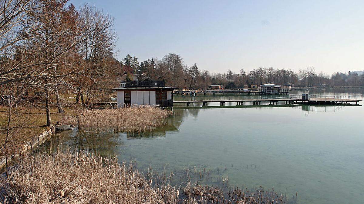 Eigentlich schade darum - aber dieses Seehaus direkt im Klopeiner See soll demnächst per Abbruchbescheid abgetragen werden