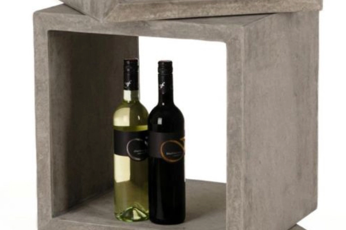 HOCH HINAUS. Die Betonwürfel aus Faserbeton lassen sichnach Lust und Laune stapeln. Für all jene, denen ein herkömmliches Regal zu langweilig ist. Gesehen auf www.ae-tradeonline.de