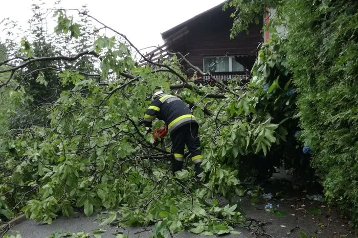 Auch am Sonntag hatten Hunderte Feuerwehrleute stundenlang mit den Aufräumarbeiten zu tun. Klicken Sie sich durch die Bilder.