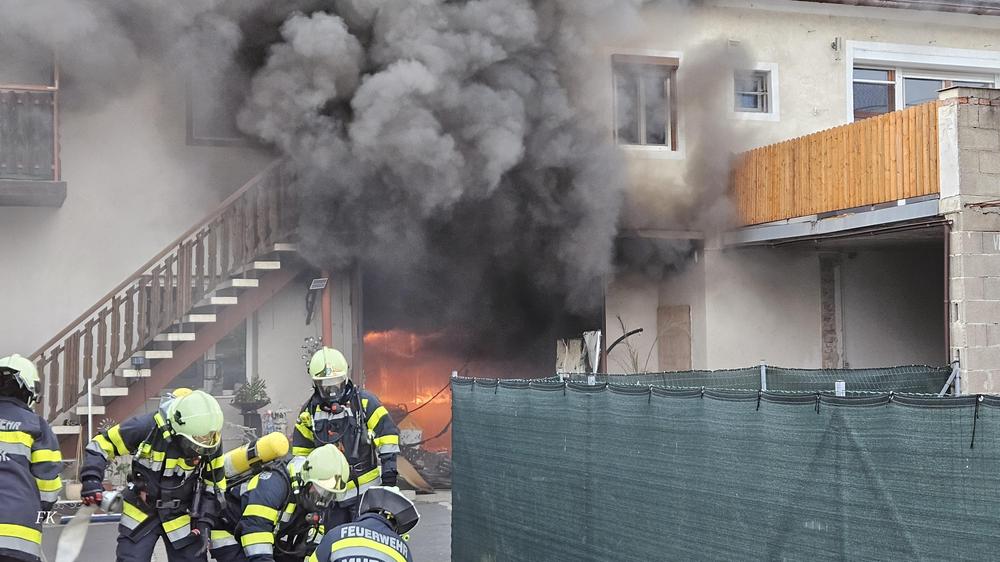 Das Feuer konnte von den Feuerwehren Mureck und Misselsdorf gelöscht werden