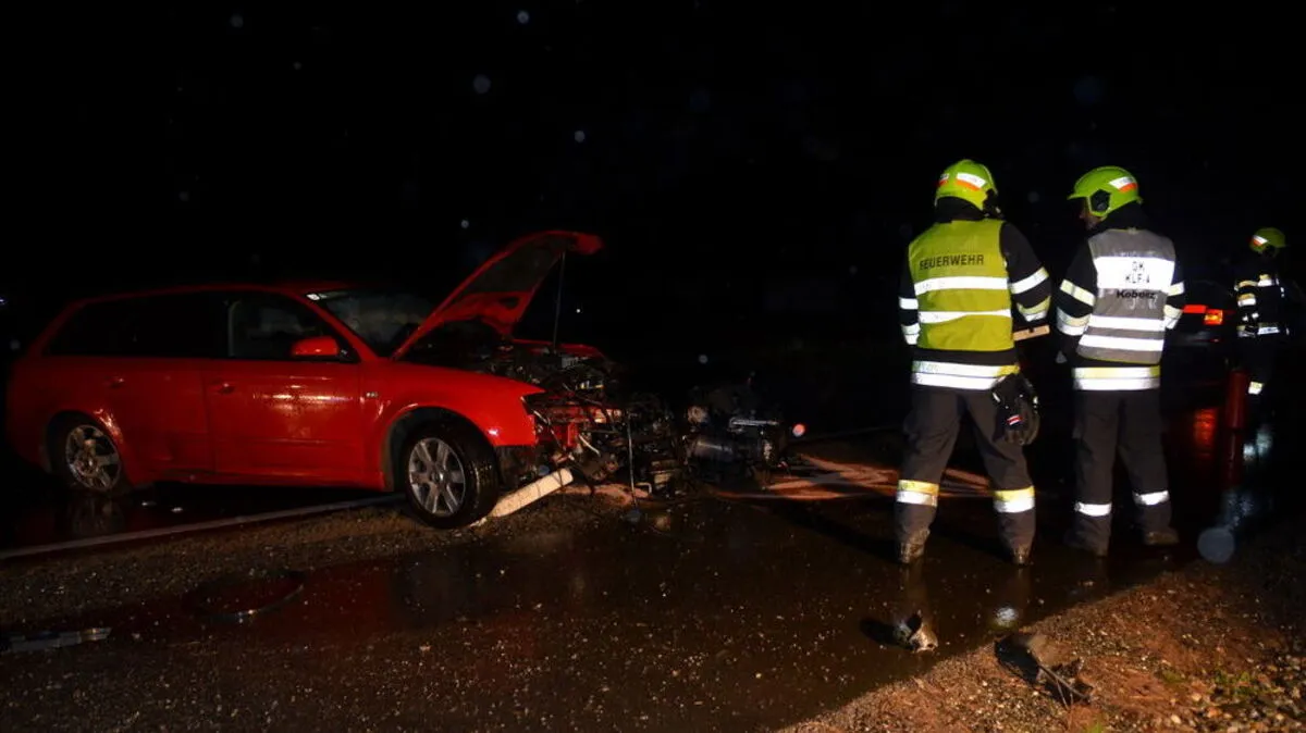 Bei dem Aufprall wurde der Pkw stark beschädigt