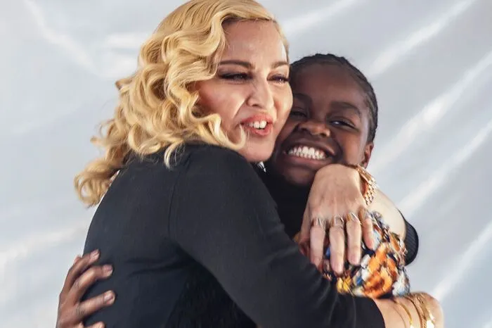 In einer emotionalen Rede erinnerte Madonna auch an ihren Kampf, als frisch geschiedene alleinerziehende Mutter ihre Tochter Mercy in Malawi adoptieren zu wollen.