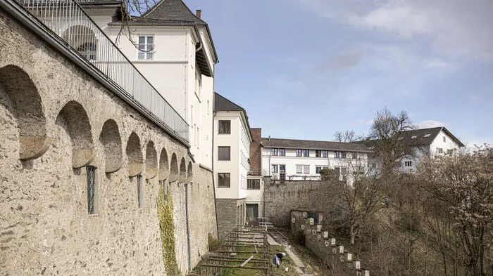 Schloss Wernberg wurde vom Sponheimer Grafen Bernhard ab 1227 als Burg errichtet. Von 1570 bis 1575 wurde es in ein Renaissanceschloss umgestaltet.