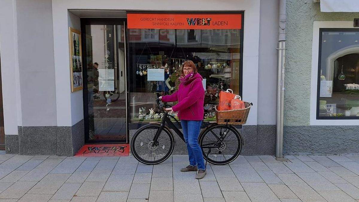 Andrea Pribil, Geschäftsführerin des vom Weltladens Lienz, liefert auf zwei Rädern