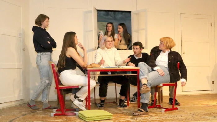 Unter dem Motto „Golden Days – Onwards to the roaring Twenties“ luden am Freitagabend die Schüler der zwei achten Klassen zum Maturatheater in das Bundesgymnasium Tanzenberg. 