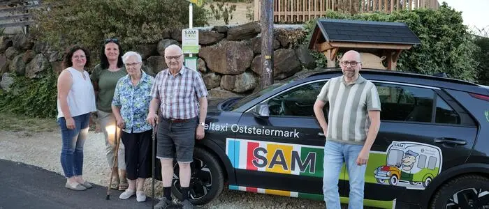 Betroffene rund um Lisi Jeitler (2.v.l) wissen bald nicht mehr, wie sie die nahezu täglichen Fahrten ins Menda organisieren sollen. SAM-Fahrer Martin Biro (rechts) bangt um seinen Job